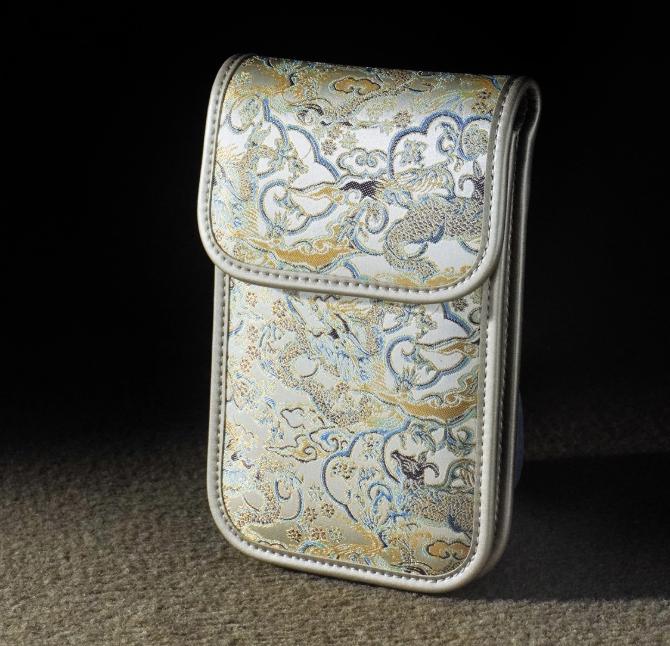 Elegant Song Brocade Phone Bag – Handmade Oriental Crossbody Pouch, Meaningful Gift for Her, Lightweight Phone Holder with Adjustable Strap