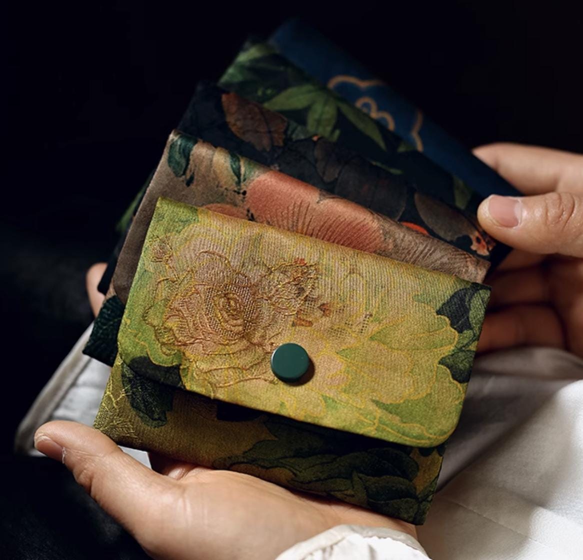 Handmade Silk Brocade Card Wallet – Chinese Embroidery Elegance, Ideal Gift for Her