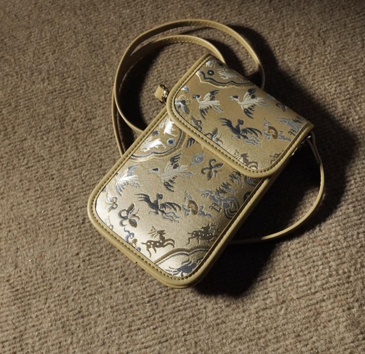Elegant Song Brocade Phone Bag – Handmade Oriental Crossbody Pouch, Meaningful Gift for Her, Lightweight Phone Holder with Adjustable Strap